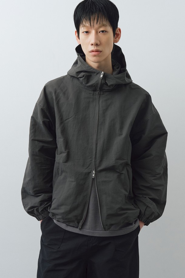 남녀 공용으로 착용 가능한 3D 후드 자켓입니다. 캐주얼 및 스포티한 스타일 연출에 적합하며, 봄, 가을에 활용하기 좋은 레귤러 핏의 긴소매 집업 후드 자켓입니다. 3D 입체 패턴의 그레이 색상으로, 일상복으로 편안하게 착용할 수 있습니다.
