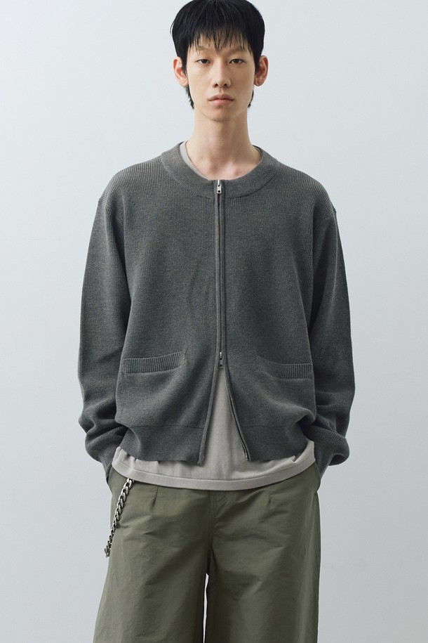 **집업 니트 재킷 (그레이)**

부드러운 촉감의 두꺼운 니트 소재로 제작되어 가을, 겨울철 따뜻하게 입기 좋은 남성용 집업 니트 재킷입니다. 베이직하고 미니멀한 디자인으로 다양한 스타일 연출이 용이하며, 데일리룩과 출근룩에 활용하기 좋습니다. 레귤러 핏으로 편안한 착용감을 선사하며, 무지 패턴과 긴 소매, 포켓 디테일로 실용성을 더했습니다. 미니멀, 클래식, 캐주얼 스타일을 즐겨 입는 남성분들께 추천합니다.
