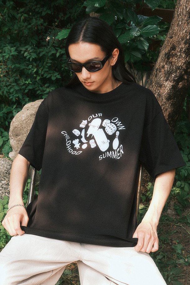 차일드후드 그래픽 티셔츠 (블랙)는 부드러운 면 소재로 제작되어 편안한 착용감을 제공하며, 캐주얼한 스타일을 연출하기에 완벽합니다. 반소매 기장에 세미오버핏으로 디자인되어 활동성을 높였으며, 라운드넥과 앞면 그래픽 프린팅으로 포인트를 더했습니다. 넥라인 립 디테일과 이중 보강 테이프 처리로 내구성을 강화하여, 봄과 여름철 일상에서 부담 없이 즐겨 입을 수 있습니다.
