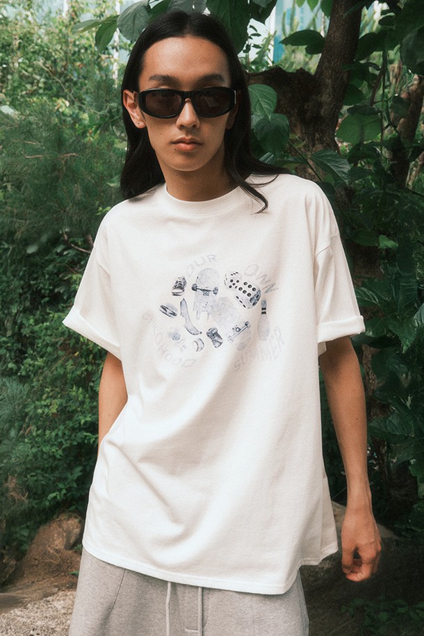 부드러운 면 소재로 제작되어 편안한 착용감을 선사하는 차일드후드 그래픽 티셔츠 (화이트)입니다. 라운드넥 디자인에 레귤러 기장으로 제작되었으며, 넥 라인 립 디테일과 늘어짐 방지를 위한 이중 보강 테이프로 내구성을 높였습니다. 앞면에 캐주얼한 분위기를 더하는 그래픽 프린팅이 돋보이며, 봄, 여름 시즌 데일리룩에 활용하기 좋은 세미 오버핏 반소매 티셔츠입니다.
