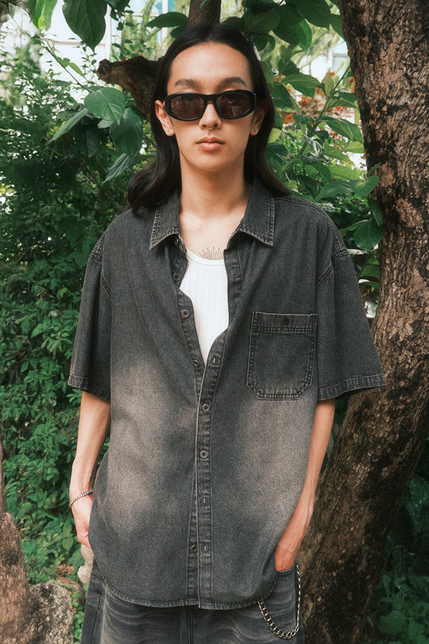 블랙 컬러의 브러시드 하프 데님 셔츠는 남녀 모두 착용 가능한 캐주얼/스트릿 스타일의 상의입니다. 면과 폴리에스테르 혼방 소재로 제작되었으며, 부드러운 촉감과 중간 두께감으로 봄, 여름, 가을까지 폭넓게 활용할 수 있습니다. 앞면 브러시드 처리, 앞면 포켓, 메탈 스냅 버튼 디테일이 돋보이며, 오버핏 하프 기장으로 다양한 레이어드 스타일링을 연출할 수 있습니다.
