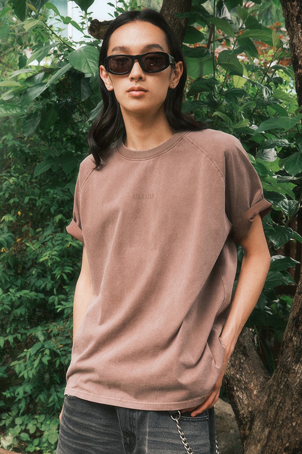 빈티지한 무드의 시그니처 다잉 티셔츠 (브라운)입니다. 부드러운 면 소재에 레글런 소매와 세미루즈핏으로 편안한 착용감을 선사하며, 봄, 여름, 가을 시즌 데일리룩에 활용하기 좋습니다. 피그먼트 및 솔트 워싱 기법으로 자연스러운 색감과 톤을 연출하고, 전면 상단 로고 나염으로 포인트를 더했습니다.
