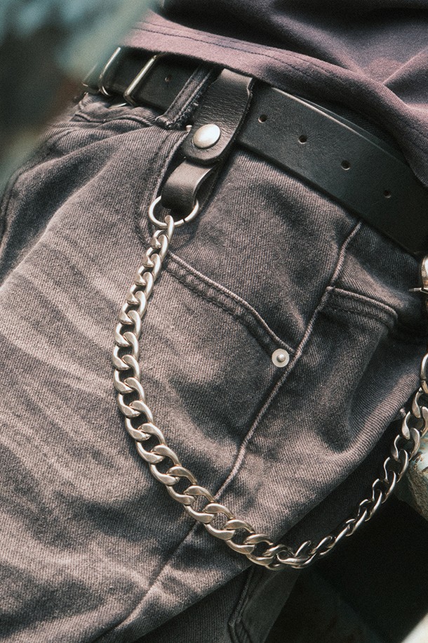 "레더 믹스 볼드 체인 (실버)"는 스틸, 브라스, 소가죽 소재의 조화가 돋보이는 체인 목걸이입니다. 묵직한 중량감과 은은한 광택, 바랜듯한 색감으로 클래식하면서도 빈티지한 무드를 연출하며, 수작업으로 제작되어 독특한 가치를 더합니다. 알레르기가 있는 분들은 착용에 주의해야 하며, 개체 간 약간의 차이가 있을 수 있습니다.
