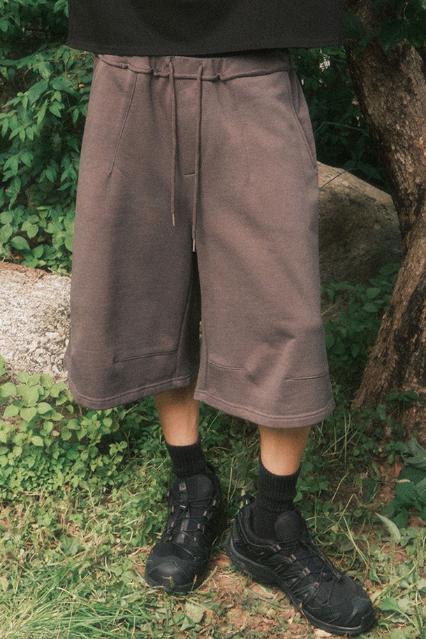 다크그레이 색상의 3D 스웨트 하프 팬츠입니다. 면 소재에 3D 라인 패턴이 돋보이며, 루즈핏과 세미루즈핏의 편안한 착용감을 제공합니다. 허리 스트링 조절이 가능하며, 대각선 포켓과 백요크 커팅 디테일을 더하여 스타일리시함을 강조한 캐주얼 & 스포티 반바지입니다. 봄, 여름 일상에서 폭넓게 활용할 수 있습니다.
