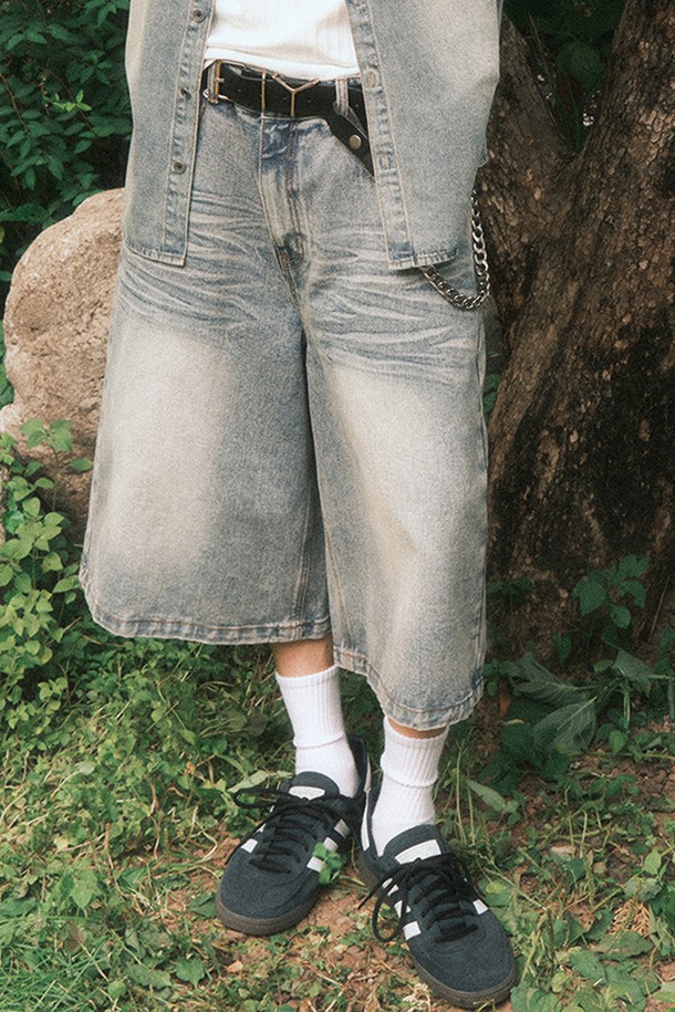 가볍고 시원한 착용감의 버뮤다 데님 쇼츠 (라이트블루)입니다. 면과 레이온 혼방 소재로 제작되어 부드러운 촉감을 자랑하며, 릴랙스핏과 세미루즈핏으로 편안한 착용감을 선사합니다. YKK 지퍼, 로고 버튼 디테일, 클래식 파이프 포켓, 빈티지 워싱, 무릎 기장 컷 디테일로 캐주얼하면서도 빈티지한 스타일을 연출할 수 있어 봄, 여름철 일상복으로 활용하기 좋습니다.
