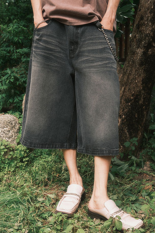 블랙 컬러의 버뮤다 데님 쇼츠입니다. 면과 레이온 혼방 소재로 제작되어 부드러운 촉감을 제공하며, 캐주얼하고 빈티지한 스타일을 연출합니다. 와이드 핏과 세미 루즈핏으로 편안함을 더하며, YKK 지퍼, 로고 프린팅, 캣브러쉬 워싱, 파이프 포켓 및 후드라이닝 디테일이 특징입니다. 봄, 여름 일상에서 활용하기 좋습니다.
