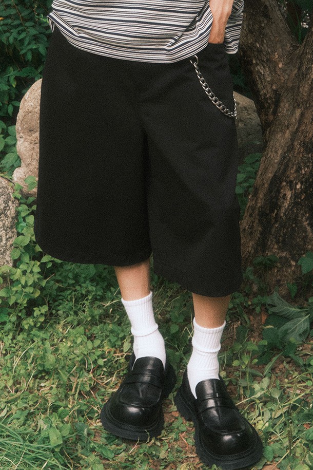 블랙 컬러의 남성용 버뮤다 치노 쇼츠입니다. 면과 폴리에스테르 혼방 소재로 제작되어 부드러운 촉감과 시원한 착용감을 제공하며, 바이오워싱 처리를 통해 자연스러운 멋을 더했습니다. 캐주얼하고 베이직한 스타일로 일상에서 편안하게 착용하기 좋으며, 세미 루즈핏과 안정적인 실루엣으로 어떤 상의에도 잘 어울립니다.
