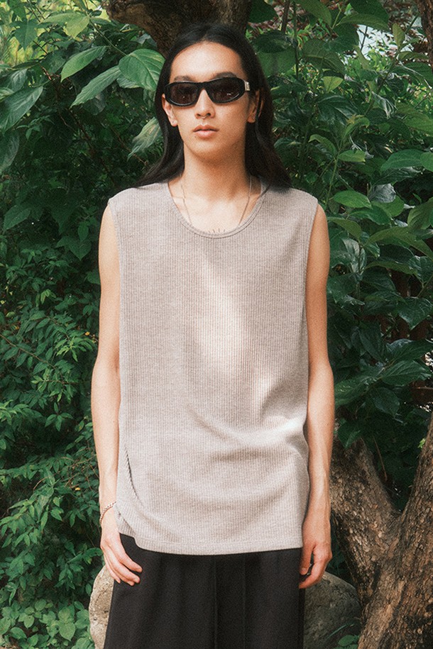 부드러운 촉감의 루즈핏 리브드 슬리브리스 (그레이)입니다. 레이온, 나일론, 폴리에스터, 스판덱스 혼방의 신축성 있는 소재로 제작되어 편안한 착용감을 선사하며, 여름철 일상복으로 활용하기 좋습니다. 스퀘어넥 디자인과 골지 패턴이 더해져 베이직하면서도 미니멀한 스타일을 연출하며, 다양한 룩에 레이어드하여 개성 있는 스타일을 완성할 수 있습니다.
