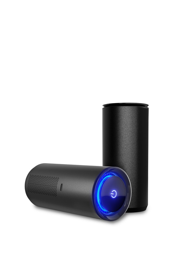 알로코리아 A5 Plus 차량용 공기청정기는 차량 내부 공기를 깨끗하게 유지해주는 소형 공기청정기입니다. 원통형 디자인과 LED 디스플레이를 갖춰 세련된 외관을 자랑하며, 블랙 색상으로 어떤 차량에도 잘 어울립니다. 플라스틱 소재로 제작되어 가볍고 이동이 편리하며, 차량용으로 특화되어 실내 공간을 효율적으로 활용할 수 있습니다. 
