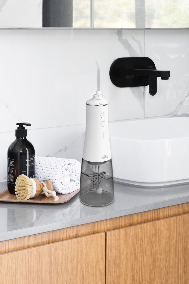 알로코리아 덴픽션 휴대용 무선 스마트 구강세정기 AWF1은 휴대성과 무선 사용의 편리함을 제공하는 구강 관리 기기입니다. 플라스틱 소재로 제작되었으며, 화이트와 그레이 두 가지 색상으로 출시되었습니다. 스마트 기능이 탑재되어 더욱 효과적인 구강 관리를 돕습니다. 덴픽션 AWF1은 구강 관리와 치아 건강을 동시에 챙길 수 있도록 설계되었습니다. 언제 어디서든 간편하게 사용할 수 있어 실용적입니다.
