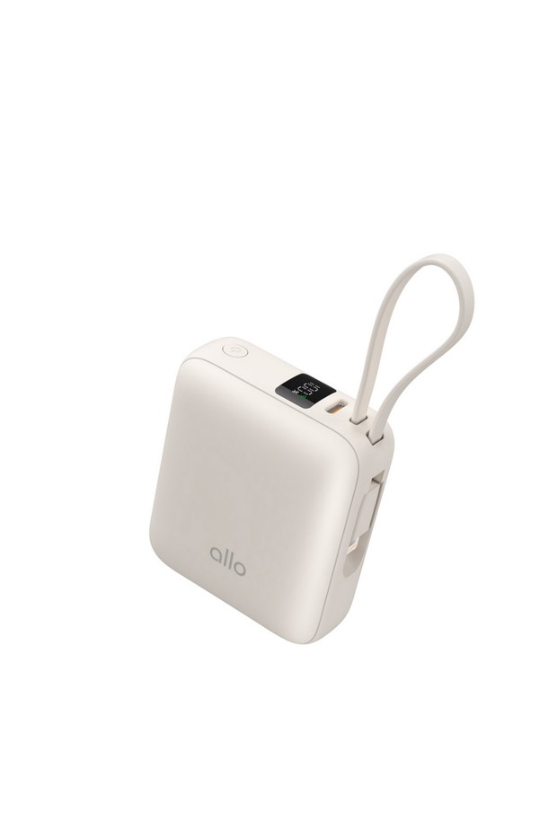 알로코리아 포켓 미니 고속충전 일체형 보조배터리 10000mAh 1008PD는 크림 아이보리, 라벤더 밀크 두 가지 색상으로 출시되었습니다. 10000mAh 대용량으로 휴대폰 등 다양한 기기를 충전할 수 있으며, 포켓 사이즈로 휴대성이 뛰어납니다. 고속충전을 지원하며 3포트 출력을 통해 여러 기기를 동시에 충전할 수 있습니다. 스마트 IC 보호 시스템, 과전류/과전압/과열/단락 보호 등 다중 안전장치를 갖춰 안전하게 사용할 수 있으며, LED 디스플레이로 잔여 배터리량 확인이 가능합니다. 제품 크기는 77 x 64 x 28mm, 무게는 177g이며 플라스틱 소재로 제작되었습니다.
