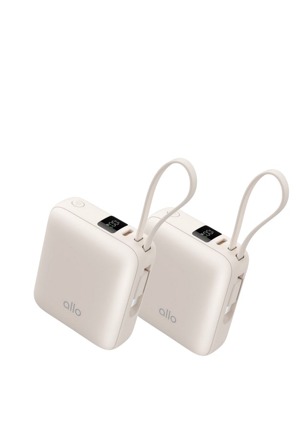 알로코리아 포켓 미니 고속충전 일체형 보조배터리 10000mAh 1008PD는 휴대용으로 편리하게 사용할 수 있는 보조배터리입니다. 고속 충전을 지원하며, 10000mAh의 넉넉한 용량으로 스마트 기기를 넉넉하게 충전할 수 있습니다. 콤팩트한 포켓 미니 사이즈로 휴대성이 뛰어나며, 흰색 플라스틱 소재로 제작되었습니다. 특히 1+1 구성으로 더욱 실용적으로 사용할 수 있습니다. 일체형 디자인으로 사용 편의성을 높였습니다.
