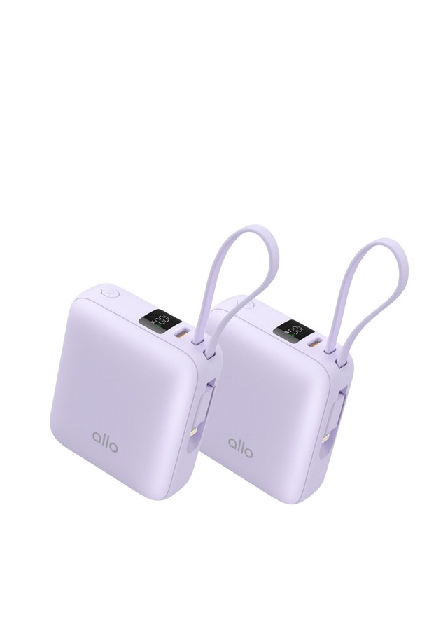 알로코리아 포켓 미니 고속충전 일체형 보조배터리 10000mAh 1008PD는 휴대용으로 편리하게 사용할 수 있는 보조배터리입니다. 10000mAh의 넉넉한 용량으로 스마트 기기를 넉넉하게 충전할 수 있으며, 포켓 미니 사이즈로 휴대성이 뛰어납니다. 플라스틱 소재의 화이트 색상으로 깔끔한 디자인을 자랑하며, 고속 충전 기능을 지원하여 시간을 절약할 수 있습니다. 일체형 디자인으로 사용이 간편하며, 1+1 구성으로 실속 있는 구매가 가능합니다. 
