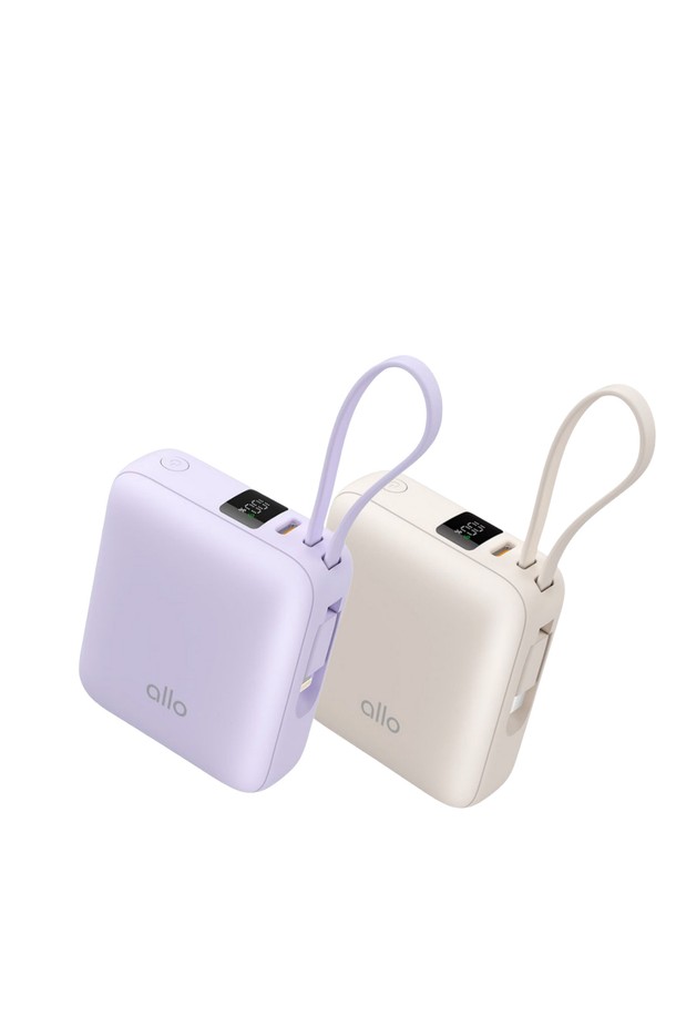 알로코리아 포켓 미니 고속충전 일체형 보조배터리 10000mAh 1008PD [1+1]은 휴대폰 충전을 위한 필수템입니다. 10000mAh의 넉넉한 용량으로 스마트폰을 오랫동안 사용할 수 있으며, 화이트, 퍼플 두 가지 색상으로 제공됩니다. 포켓 미니 사이즈로 휴대성이 뛰어나며, 고속 충전을 지원하여 시간을 절약할 수 있습니다. 일체형 디자인으로 간편하게 사용 가능하며, 디스플레이 표시창을 통해 배터리 잔량을 확인할 수 있습니다. 또한, 휴대용 스트랩이 있어 더욱 편리하게 휴대할 수 있습니다.
