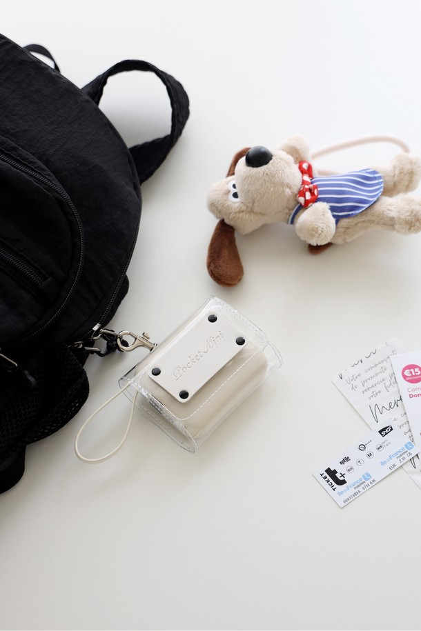 알로코리아 포켓 미니 고속충전 일체형 보조 배터리 10000mAh 1008PD는 10000mAh의 넉넉한 용량으로 스마트 기기를 빠르게 충전할 수 있습니다. 화이트 색상의 포켓형, 미니 사이즈 디자인으로 휴대성이 뛰어나며, 플라스틱 소재로 제작되었습니다. 일체형 충전 방식으로 간편하게 사용 가능하며, PD 충전을 지원하여 더욱 빠른 속도로 기기를 충전할 수 있습니다. 컴팩트한 디자인으로 언제 어디서든 편리하게 사용할 수 있는 보조 배터리입니다.
