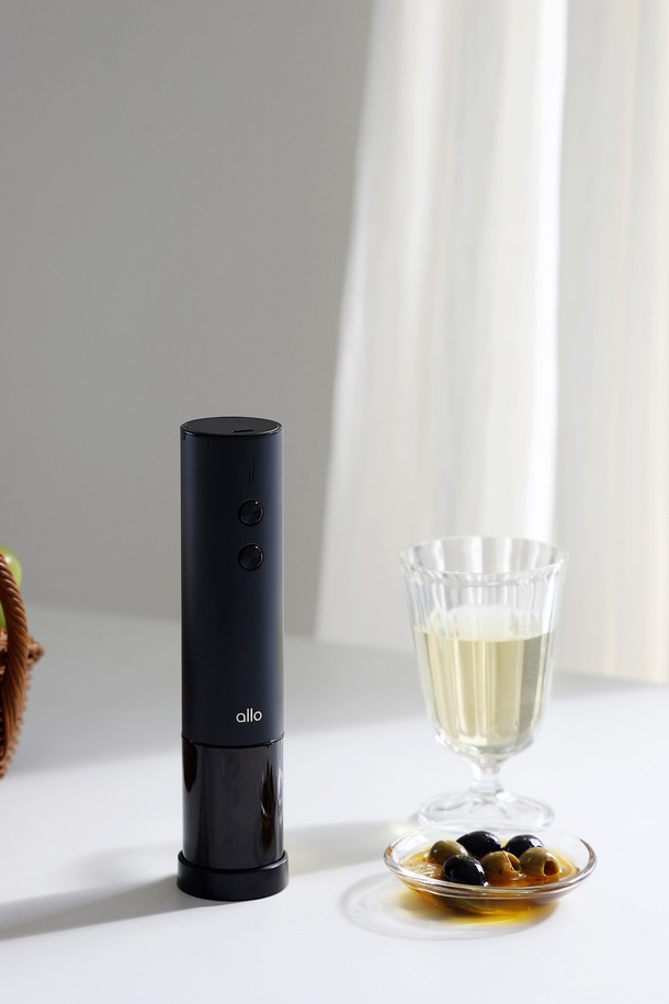 알로코리아 충전식 전동 원터치 자동 와인 오프너 와인 따개 AWO2는 와인을 쉽고 간편하게 즐길 수 있도록 돕는 주방 용품입니다. 충전식으로 전동 방식을 채택하여 버튼 하나로 와인을 자동으로 오픈할 수 있습니다. 블랙 색상으로 디자인되었으며, 플라스틱 소재로 제작되었습니다. AWO2 모델은 와인 오프너와 와인 따개로 구성되어 편리하게 사용할 수 있습니다. 와인 초보자도 손쉽게 사용할 수 있는 자동 와인 오프너로, 특별한 날의 분위기를 더욱 풍성하게 만들어 보세요.
