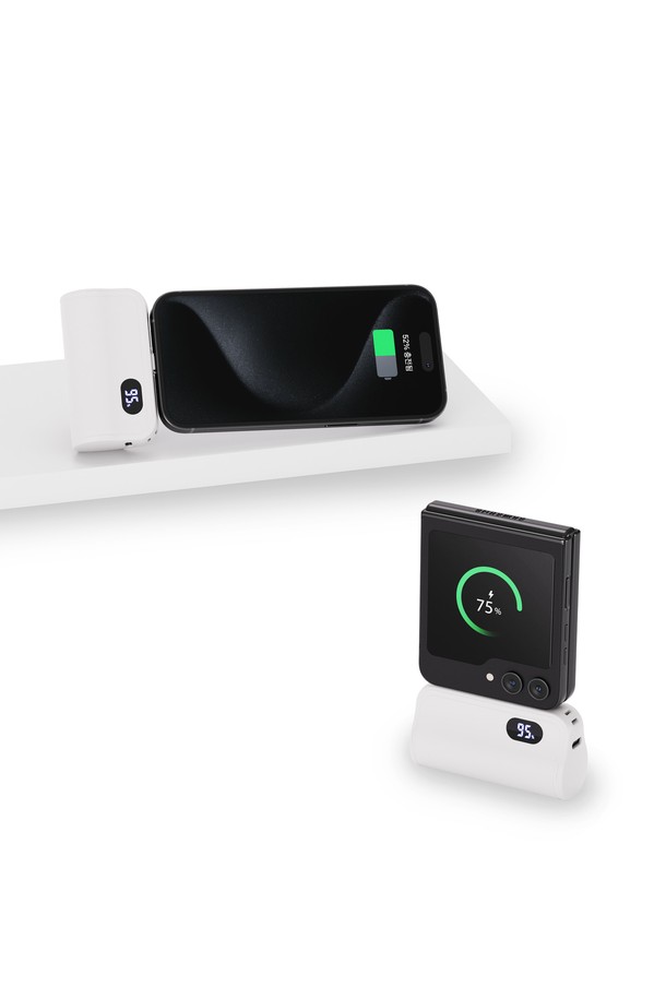 알로코리아 미니 도킹형 고속충전 갤럭시 아이폰 올인원 보조배터리 502DPD는 5000mAh 용량의 미니 사이즈 보조배터리입니다. 20W 고속충전을 지원하며, 라이트닝 및 USB-C 출력을 제공하여 갤럭시와 아이폰 모두 호환됩니다. 도킹형 디자인으로 스마트폰 거치가 가능하며, LCD 디스플레이를 통해 상태를 확인할 수 있습니다. 과충전, 과전압, 과전류 등 다양한 안전 기능을 갖춰 안심하고 사용할 수 있습니다. 2in1 케이블 내장 및 스마트 디바이스 자동인식 기능으로 편리성을 더했습니다.
