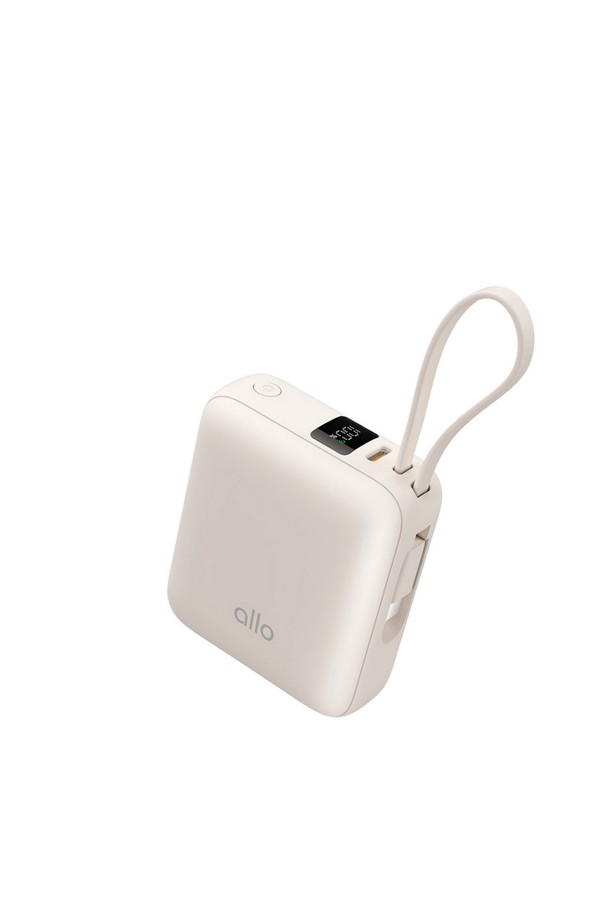 알로코리아 큐브 미니 초고속충전 일체형 보조배터리 35W 10000mAh 1001PPS는 휴대폰 충전을 위한 플라스틱 소재의 미니 큐브형 보조배터리입니다. 35W 출력과 10000mAh의 넉넉한 용량으로 스마트 기기를 빠르게 충전할 수 있습니다. 일체형 케이블을 탑재하여 편리하며, LED 디스플레이를 통해 배터리 잔량을 쉽게 확인할 수 있습니다. 1001PPS 모델로 휴대성을 강화했으며, 컴팩트한 사이즈로 언제 어디서든 휴대하며 사용할 수 있습니다. 화이트 색상으로 깔끔한 디자인을 자랑합니다.
