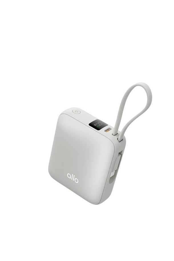 알로코리아 큐브 미니 초고속충전 일체형 보조배터리 35W 10000mAh 1001PPS는 아이보리, 웜그레이 두 가지 색상으로 출시되었습니다. 77 x 64 x 27mm의 콤팩트한 크기와 177g의 가벼운 무게로 휴대성을 높였습니다. 최대 35W의 고속 충전을 지원하며, 10000mAh의 넉넉한 용량으로 스마트 기기를 든든하게 충전할 수 있습니다. 과전류, 과전압, 과열, 합선으로부터 안전하게 보호하는 기능과 스마트 IC 보호, 지능형 출력 관리 시스템, PPS 지원으로 더욱 안심하고 사용할 수 있습니다. KC인증, 회로안전성 및 전자파 테스트를 통과하여 안전성을 확보했습니다.
