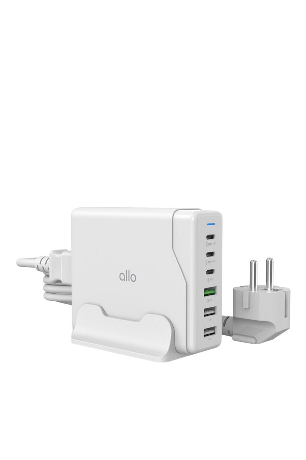 알로코리아 100W GaN 접지형 6포트 PD C타입 초고속 멀티 충전기 (UC6100GPD)는 GaN (질화 갈륨) 기술을 적용하여 더욱 작고 효율적인 충전 성능을 제공합니다. USB-C 포트 3개와 USB-A 포트 3개로 구성되어 최대 100W의 강력한 출력을 지원하며, 노트북, 태블릿, 스마트폰 등 다양한 기기를 동시에 충전할 수 있습니다. 스마트 IC 보호 기술을 통해 과전압, 과전류, 과열, 단락으로부터 안전하게 보호하며, 접지형 플러그로 안정적인 사용이 가능합니다. 화이트 색상의 본체, 스탠드, 전원 케이블, 사용 설명서로 구성되어 있습니다.
