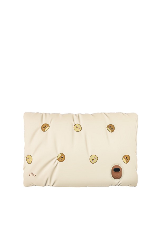 알로코리아 휴대용 온열 찜질기 AHP1은 허리, 무릎, 복부 등 다양한 부위에 사용할 수 있는 전기식 찜질팩입니다. 부드러운 실리콘 소재로 제작되었으며, 아이보리 색상으로 깔끔한 디자인을 자랑합니다. 휴대성이 뛰어나 언제 어디서든 따뜻함을 느낄 수 있으며, 발열 및 보온 기능을 통해 편안한 찜질을 제공합니다. 간편한 전기 온열 방식으로 작동하여 편리하게 사용할 수 있습니다.
