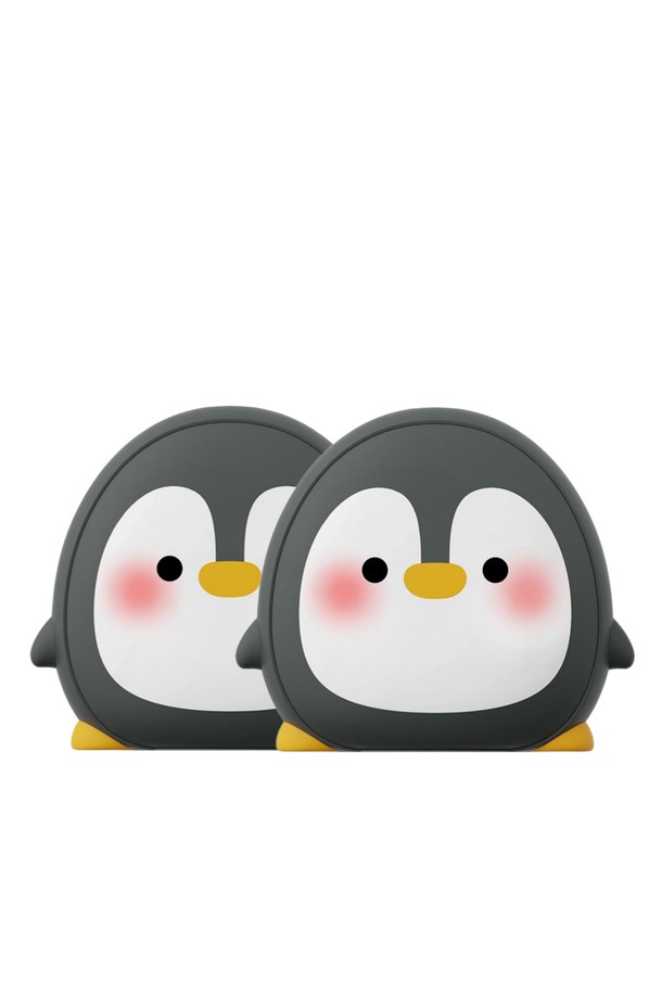 알로코리아 [1+1] 충전식 휴대용 펭귄 손난로 보조배터리 WM504는 귀여운 펭귄 캐릭터 디자인의 손난로 겸용 보조배터리입니다. 블랙과 화이트 두 가지 색상으로 제공되며, 5000mAh의 넉넉한 배터리 용량으로 휴대폰 등 다양한 기기를 충전할 수 있습니다. 충전식 방식으로 반복해서 사용할 수 있어 경제적이며, 추운 날씨에 손을 따뜻하게 해주는 손난로 기능까지 갖춘 실용적인 제품입니다. WM504 모델은 휴대성을 높여 언제 어디서든 따뜻함과 편리함을 동시에 누릴 수 있도록 설계되었습니다.
