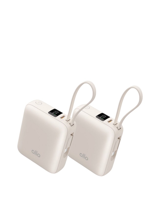 알로코리아 큐브 미니 초고속충전 일체형 보조배터리 35W 10000mAh 1001PPS는 큐브형 디자인의 미니 사이즈 보조배터리입니다. 플라스틱 소재로 제작되었으며, 10000mAh의 넉넉한 용량과 35W의 강력한 출력을 자랑합니다. 휴대폰 충전을 위한 필수 아이템으로, 초고속 충전 및 일체형 기능을 제공하여 편리성을 높였습니다. 특히, 본 제품은 1+1 구성으로 제공되어 실용성을 더했습니다. 화이트 색상으로 깔끔하고 세련된 디자인을 갖춘 보조배터리입니다.
