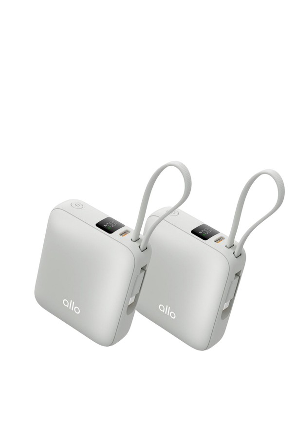 알로코리아 큐브 미니 초고속충전 일체형 보조배터리 35W 10000mAh 1001PPS는 휴대폰 충전을 위한 화이트 색상의 큐브형 미니 보조배터리입니다. 초고속 충전과 일체형 디자인으로 휴대성을 높였으며, 10000mAh의 넉넉한 용량으로 안심하고 사용할 수 있습니다. 모델명은 1001PPS이며, 출력은 35W입니다. 구성품으로 보조배터리 2개가 제공됩니다. 간편하게 휴대하며 스마트 기기를 충전할 수 있는 실용적인 제품입니다.
