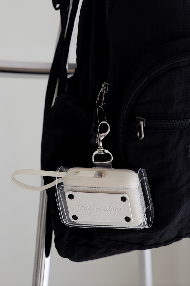 알로코리아 큐브 미니 초고속충전 일체형 보조배터리는 10000mAh 용량과 35W 충전 출력을 지원합니다. 큐브형 미니 사이즈 디자인으로 휴대성이 뛰어나며, 1001PPS 모델로 초고속 충전 및 PPS 기능을 제공합니다. 일체형 케이블 디자인으로 간편하게 사용할 수 있으며, 화이트 색상으로 깔끔함을 더했습니다. 스마트 기기를 빠르고 효율적으로 충전할 수 있는 실용적인 보조배터리입니다.
