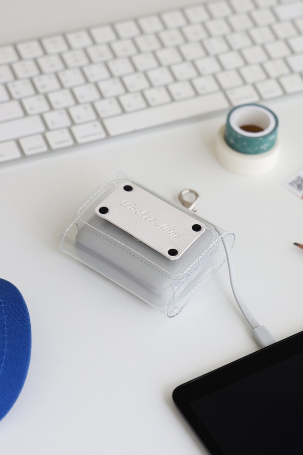 알로코리아 큐브 미니 초고속충전 일체형 보조배터리 35W 10000mAh 1001PPS는 아이보리, 웜그레이 두 가지 색상으로 출시되었습니다. 77 x 64 x 27mm의 콤팩트한 사이즈와 177g의 가벼운 무게로 휴대성을 높였습니다. 10000mAh의 넉넉한 용량으로 스마트 기기를 안심하고 충전할 수 있으며, DC 5V/3A, 9V/3A, 12V/2.5A, 75V/2.33A, PPS DC 3.3V-17V/3.2A 다양한 출력을 지원합니다. 과전류, 과전압, 과열, 합선 보호 기능을 갖춰 안전하고, 스마트 IC 보호 및 지능형 출력 관리 시스템으로 효율적인 충전을 제공합니다.
