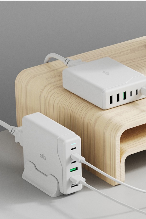 알로코리아 100W GaN 접지형 6포트 PD C타입 초고속 멀티 충전기 (UC6100GPD)는 GaN (질화 갈륨) 기술을 적용하여 더욱 작고 효율적인 충전 성능을 제공합니다. USB-C 포트 3개와 USB-A 포트 3개로 구성되어 최대 100W의 강력한 출력을 지원하며, 노트북, 태블릿, 스마트폰 등 다양한 기기를 동시에 충전할 수 있습니다. 스마트 IC 보호 기술을 통해 과전압, 과전류, 과열, 단락으로부터 안전하게 보호하며, 접지형 플러그로 안정적인 사용이 가능합니다. 화이트 색상의 본체, 스탠드, 전원 케이블, 사용 설명서로 구성되어 있습니다.
