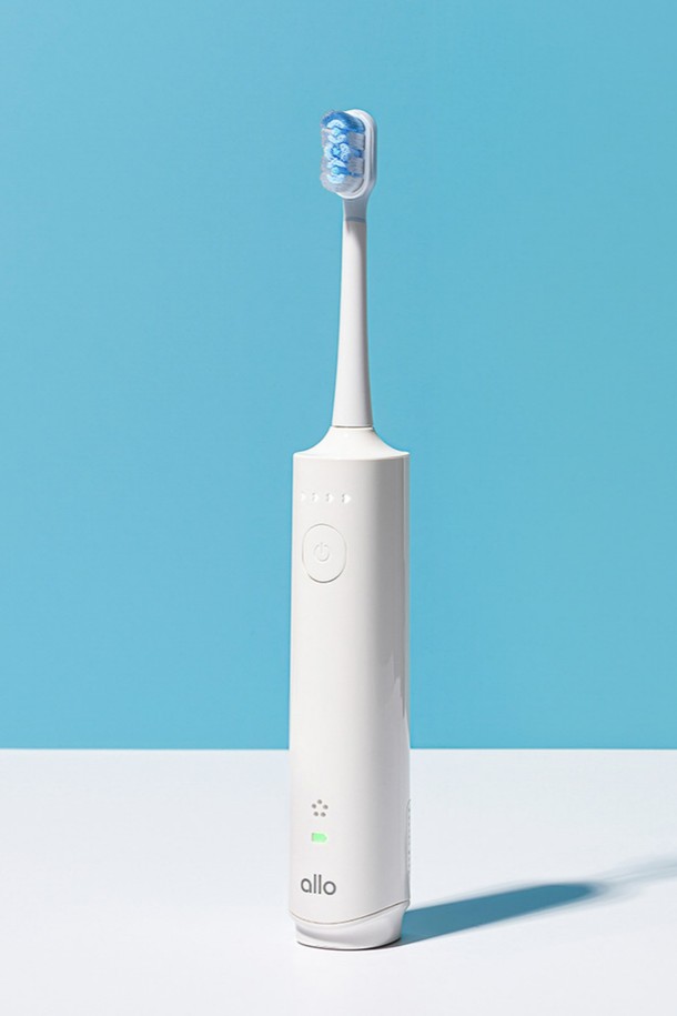 알로코리아 듀얼덴티 전동칫솔 ATA1S는 듀얼 진동 기능으로 더욱 꼼꼼한 구강 케어를 돕는 충전식 전동칫솔입니다. 깔끔한 화이트 색상의 플라스틱 소재로 제작되었으며, 충전기, 칫솔모, 충전 거치대가 구성품으로 포함되어 있습니다. 방수 기능을 갖춰 습한 환경에서도 안심하고 사용할 수 있으며, 구강 건강 관리에 도움을 줍니다. 듀얼 진동 기술은 치아 구석구석까지 효과적으로 세정해 줍니다.
