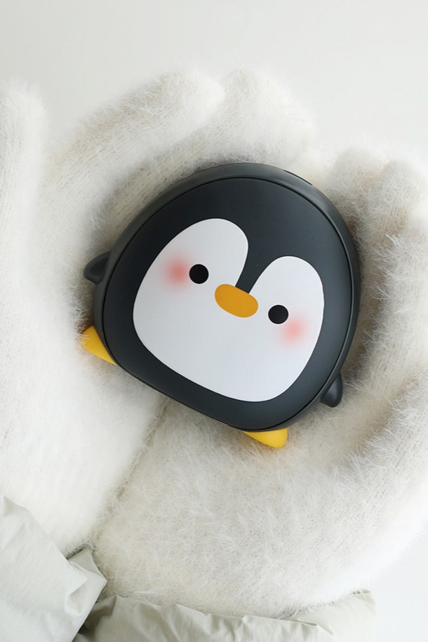 알로코리아 충전식 휴대용 펭귄 손난로 보조배터리 WM504는 귀여운 펭귄 디자인의 휴대용 손난로입니다. 플라스틱 소재로 제작되었으며, 블랙과 화이트 두 가지 색상으로 제공됩니다. 5000mAh의 넉넉한 배터리 용량으로 보조배터리 기능까지 갖춰 실용성을 더했습니다. 충전식 방식으로 반복 사용이 가능하며, 일상생활에서 유용하게 사용할 수 있습니다. 겨울철 따뜻함과 함께 귀여운 디자인으로 소장 가치를 높인 제품입니다.
