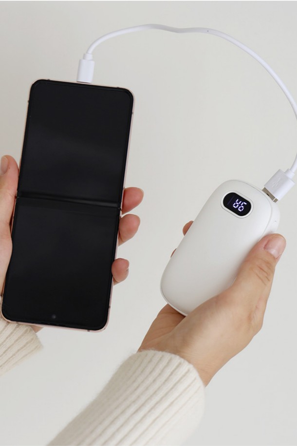 알로코리아 충전식 휴대용 손난로 보조배터리 전기 전자 핫팩 4000mAh WM400은 일상생활에서 유용하게 사용할 수 있는 화이트 색상의 손난로입니다. 플라스틱 소재로 제작되었으며, 보온 기능과 휴대성을 갖춘 충전식 손난로입니다. 4000mAh 용량의 보조배터리 기능도 함께 제공하여 스마트 기기 충전도 가능합니다. 전기식, 전자식 방식으로 작동하며, 디지털 디스플레이를 통해 상태를 확인할 수 있습니다.
