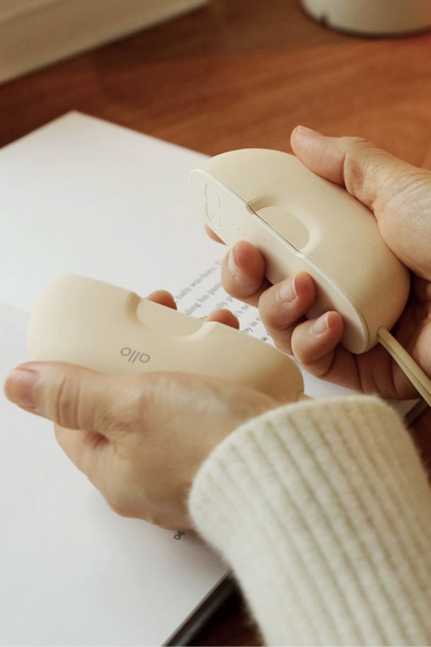 알로코리아 듀얼 충전식 휴대용 손난로 보조배터리 WM501T는 일상생활에서 유용하게 사용 가능한 제품입니다. 플라스틱 소재의 미디엄 사이즈로, 화이트와 베이지 두 가지 색상으로 제공됩니다. 충전식 손난로 기능과 보조 배터리 기능을 동시에 지원하여 휴대성을 높였습니다. 듀얼 기능을 통해 따뜻함과 함께 스마트 기기 충전까지 가능합니다. 추운 계절, 야외 활동 시 유용하게 사용하세요.
