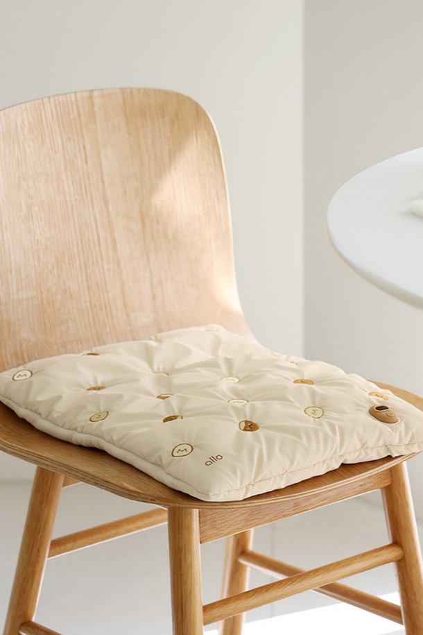 알로코리아 휴대용 온열 찜질기 AHP1은 허리, 무릎, 복부 등 다양한 부위에 사용할 수 있는 전기식 찜질팩입니다. 부드러운 실리콘 소재로 제작되었으며, 아이보리 색상으로 깔끔한 디자인을 자랑합니다. 휴대성이 뛰어나 언제 어디서든 따뜻함을 느낄 수 있으며, 발열 및 보온 기능을 통해 편안한 찜질을 제공합니다. 간편한 전기 온열 방식으로 작동하여 편리하게 사용할 수 있습니다.
