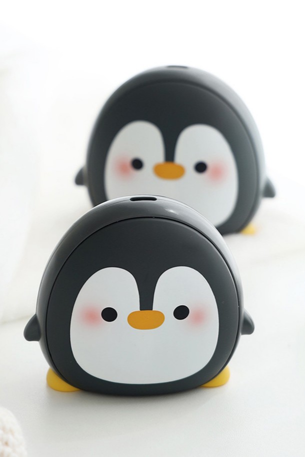 알로코리아 [1+1] 충전식 휴대용 펭귄 손난로 보조배터리 WM504는 귀여운 펭귄 캐릭터 디자인의 손난로 겸용 보조배터리입니다. 블랙과 화이트 두 가지 색상으로 제공되며, 5000mAh의 넉넉한 배터리 용량으로 휴대폰 등 다양한 기기를 충전할 수 있습니다. 충전식 방식으로 반복해서 사용할 수 있어 경제적이며, 추운 날씨에 손을 따뜻하게 해주는 손난로 기능까지 갖춘 실용적인 제품입니다. WM504 모델은 휴대성을 높여 언제 어디서든 따뜻함과 편리함을 동시에 누릴 수 있도록 설계되었습니다.
