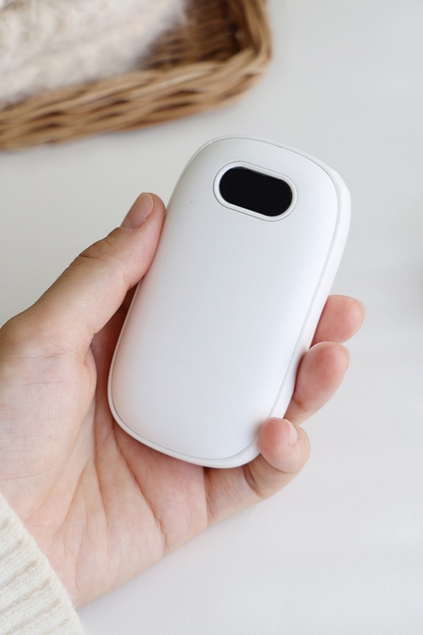 알로코리아 충전식 휴대용 손난로 보조배터리 전기 전자 핫팩 4000mAh WM400은 1+1 구성으로 실용성을 더한 제품입니다. 화이트 색상의 플라스틱 소재로 제작되었으며, 휴대성이 뛰어난 것이 특징입니다. 보온, 충전, 보조배터리 기능을 모두 갖춘 듀얼 기능 제품으로 LCD 디스플레이를 통해 작동 상태를 확인할 수 있습니다. 4000mAh의 배터리 용량으로 넉넉하게 사용할 수 있으며, 모델명은 WM400입니다. 일상생활에서 유용하게 활용할 수 있는 충전식 손난로입니다.
