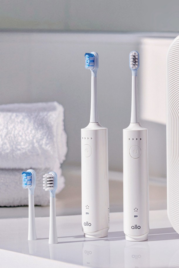 알로코리아 듀얼덴티 전동칫솔 ATA1S [1+1]은 구강 케어를 위한 충전식 전동칫솔입니다. 화이트 색상의 본체와 칫솔모, 충전 스탠드, 보관 케이스가 구성품으로 제공됩니다. 전동 진동 기능을 통해 더욱 꼼꼼한 세정이 가능하며, 교체형 칫솔모를 사용하여 위생적으로 관리할 수 있습니다. 듀얼 세트로 구성되어 실속 있는 구성을 자랑합니다. 플라스틱 소재로 제작되었습니다.
