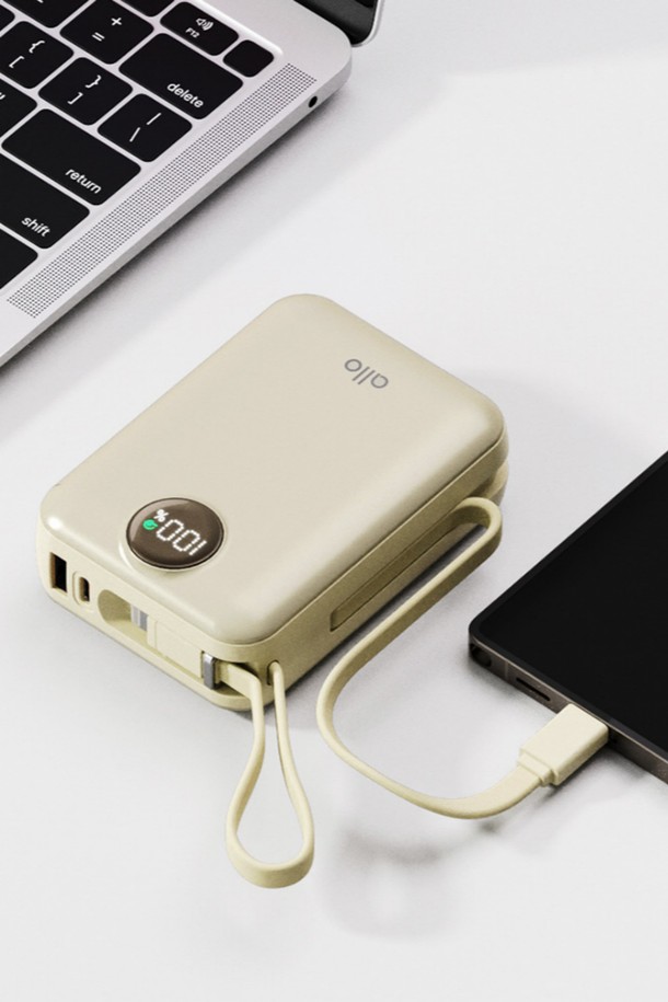 알로코리아(AlloKorea) 대용량 일체형 미니 고속충전 보조배터리 20000mAh 2008PD는 20000mAh의 넉넉한 용량으로 스마트 기기를 넉넉하게 충전할 수 있습니다. 미니 사이즈 디자인으로 휴대성이 뛰어나며, PD(Power Delivery) 고속 충전을 지원하여 더욱 빠르게 기기를 충전할 수 있습니다. 화이트 색상으로 깔끔하고 심플한 디자인을 자랑하며, 일체형으로 편리하게 사용할 수 있습니다. 알로코리아 2008PD는 대용량, 고속 충전, 휴대성을 모두 갖춘 실용적인 보조배터리입니다.
