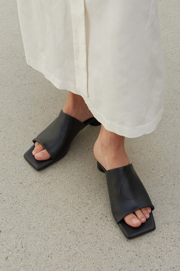 blanc sur blanc - 샌들 - Ari Sandals Leather Black 3cm