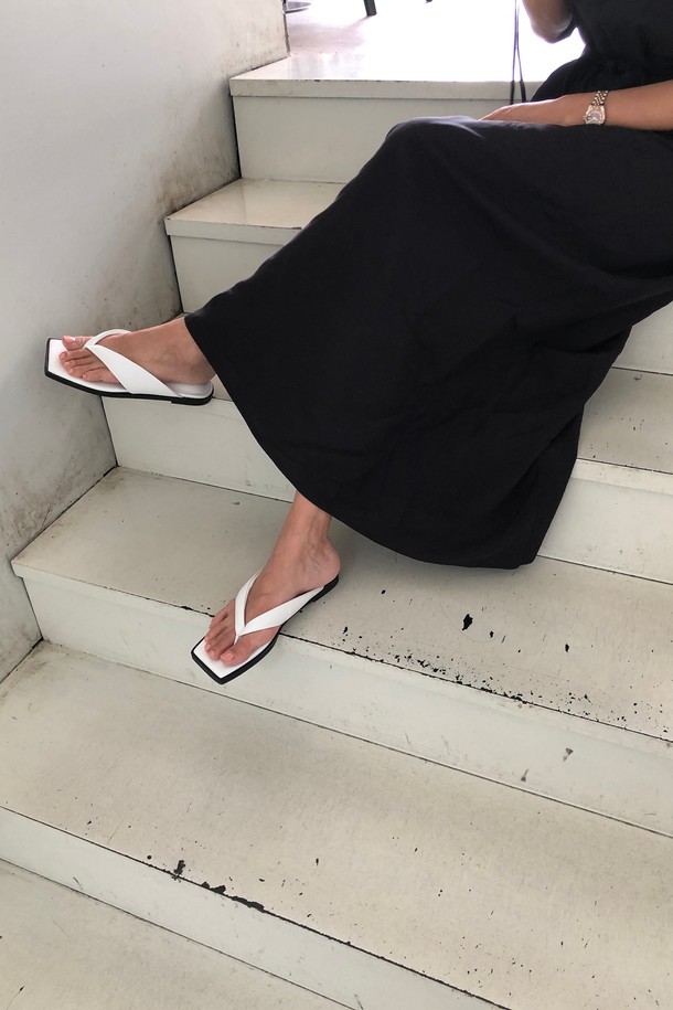 blanc sur blanc - 슬리퍼/뮬 - Nadia Flip-Flop Leather Slides White