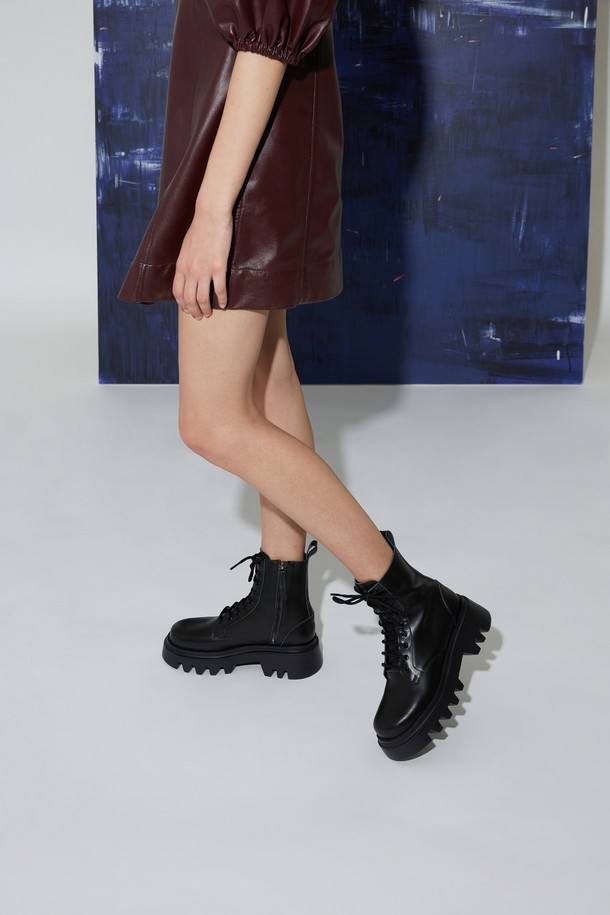 레온 부츠 블랙은 여성용 워커 및 레이스업 부츠입니다. 소가죽과 고무를 사용하여 내구성을 높였으며, 둥근 코 디자인과 5.5cm 청키힐/블럭힐로 클래식, 모던, 유틸리티 스타일을 연출합니다. 돼지가죽 안감으로 편안함을 더하고, 넓은 발볼에 맞춰 제작되어 편안한 착용감을 제공합니다. 미끄럼 방지, 경량, 수제화, 충격 흡수, 통기성 기능을 갖춰 출근룩, 오피스룩, 모임룩, 미니멀, 워크웨어 스타일에 활용하기 좋습니다.
