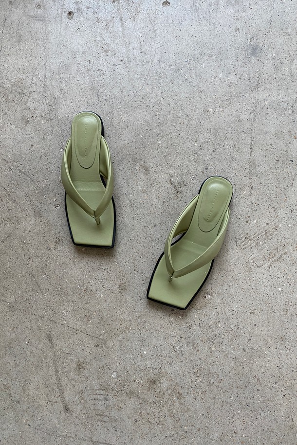 blanc sur blanc - 슬리퍼/뮬 - Nadia Flip-Flop Leather Slides Sage Green