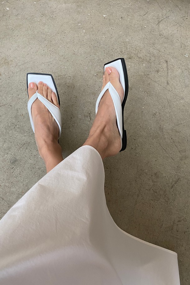 blanc sur blanc - 슬리퍼/뮬 - Nadia Flip-Flop Leather Slides White