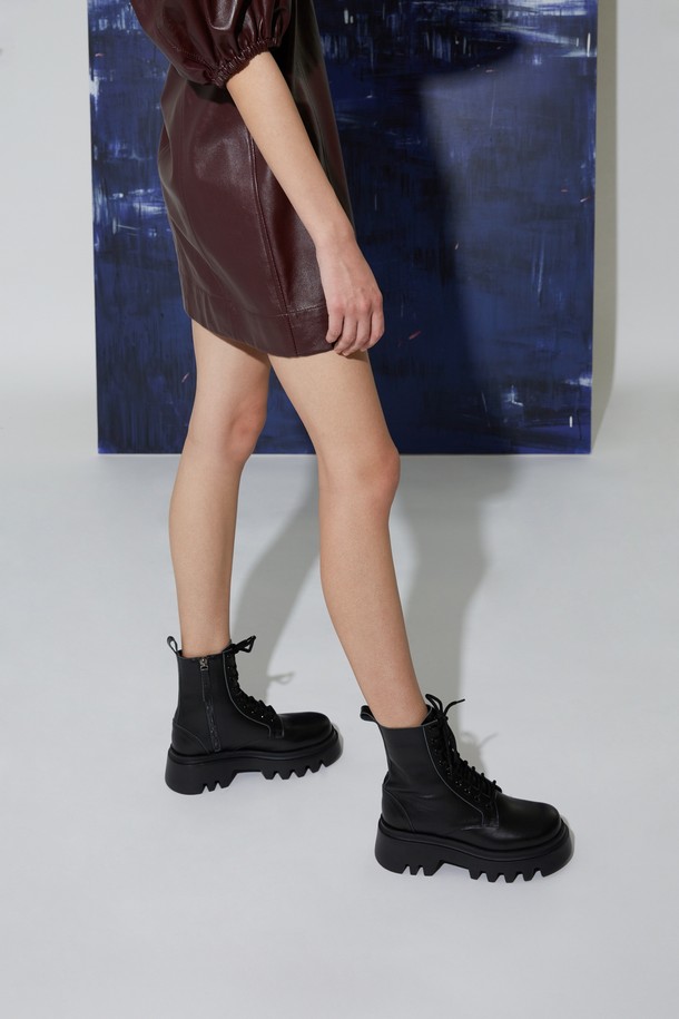 레온 부츠 블랙은 여성용 워커 및 레이스업 부츠입니다. 소가죽과 고무를 사용하여 내구성을 높였으며, 둥근 코 디자인과 5.5cm 청키힐/블럭힐로 클래식, 모던, 유틸리티 스타일을 연출합니다. 돼지가죽 안감으로 편안함을 더하고, 넓은 발볼에 맞춰 제작되어 편안한 착용감을 제공합니다. 미끄럼 방지, 경량, 수제화, 충격 흡수, 통기성 기능을 갖춰 출근룩, 오피스룩, 모임룩, 미니멀, 워크웨어 스타일에 활용하기 좋습니다.
