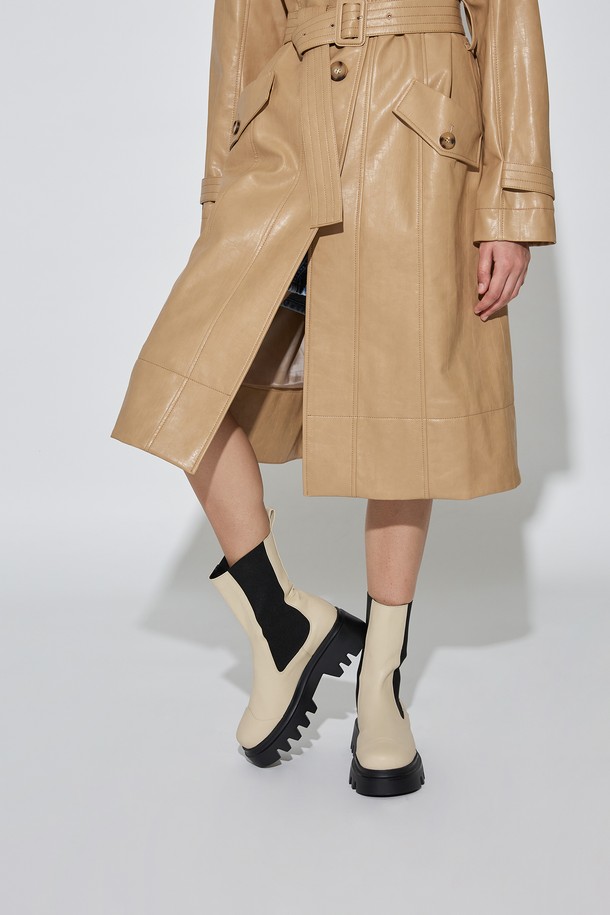 루카스 첼시 미드 부츠 크림은 여성스러운 실루엣을 강조하는 첼시 부츠입니다. 부드러운 소가죽 소재와 라운드 토 디자인으로 편안한 착용감을 선사하며, 가을/겨울 시즌 일상룩과 출근룩에 모두 잘 어울립니다. 5.5cm 청키힐과 플랫폼 굽은 다리 라인을 더욱 아름답게 연출하며, 발볼이 넓은 분들도 편안하게 착용 가능합니다. 돼지가죽, 소가죽, 라텍스 안감과 밴딩 디자인, 미드탑 탑라인, 그리고 수제화, 경량, 충격흡수 기능이 더해져 뛰어난 착화감을 제공합니다. 클래식, 미니멀, 캐주얼 스타일을 즐겨 입는 분들께 추천합니다.
