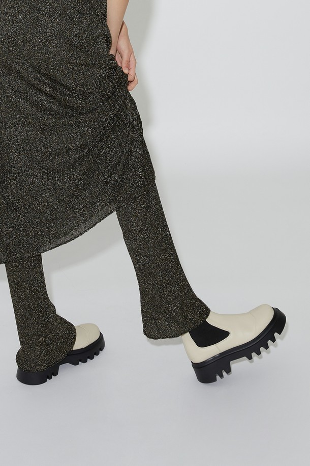 루카스 첼시 쇼트 부츠 크림은 여성분들을 위한 앵클부츠, 첼시부츠입니다. 부드러운 소가죽 소재에 라운드 토 디자인으로 편안함을 더했으며, 5.5cm 통굽과 청키힐 디자인으로 안정적인 착화감을 선사합니다. 발볼이 넓게 제작되어 편안하며, 안감은 가죽으로 마감하여 고급스러운 착용감을 느낄 수 있습니다. 밴딩 디테일과 무지 패턴은 클래식, 미니멀, 시크 스타일을 연출하며, 출근룩과 모임룩에 모두 잘 어울립니다. 수제화로 제작되어 섬세하며, 라텍스 인솔로 편안한 착용감을 제공합니다.
