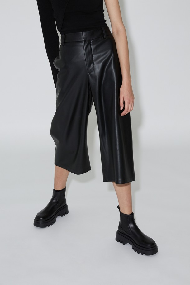 루카스 첼시 쇼트 부츠 블랙은 여성용 앵클부츠/첼시부츠입니다. 소가죽, 고무 소재에 라운드 토 디자인으로 제작되었으며, 5.5cm 청키힐/통굽이 적용되어 시크하고 클래식한 분위기를 연출합니다. 안감은 가죽이며 밴딩 디테일로 편안하게 착용 가능하며, 발볼은 여유있게 제작되었습니다. 무지 패턴에 앵클 탑라인과 플랫폼, 수제화, 라텍스 인솔을 더하여 일상과 출근룩에 모두 잘 어울리는 미니멀한 디자인입니다.
