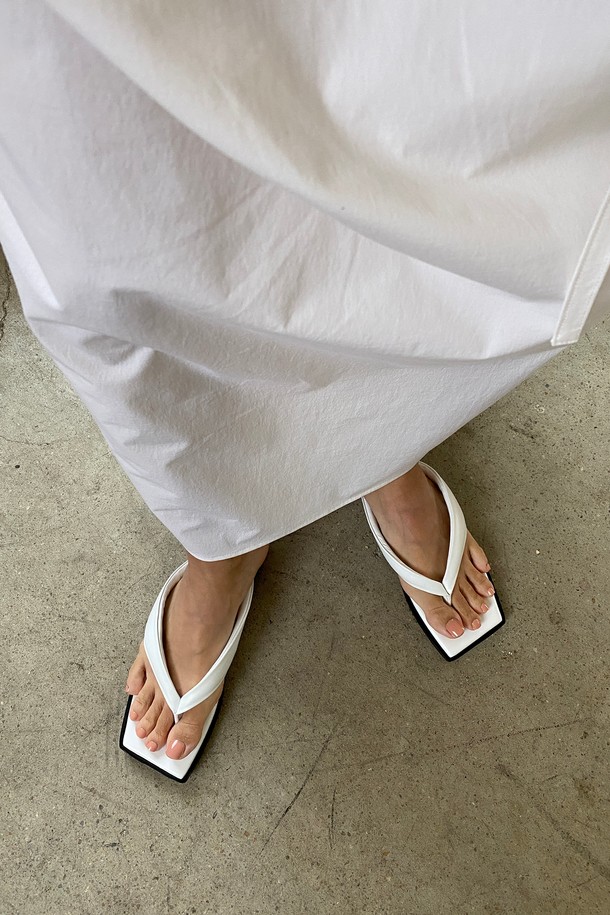 blanc sur blanc - 슬리퍼/뮬 - Nadia Flip-Flop Leather Slides White